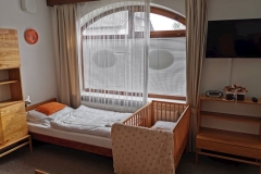 Obyvak_detska_postylka_uzbrodku