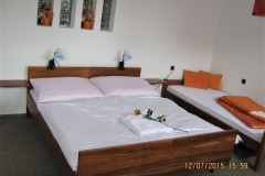 Obyvak_manzelska_postel_uzbrodku