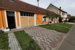 Pohled_2_z_ulice_uzbrodku